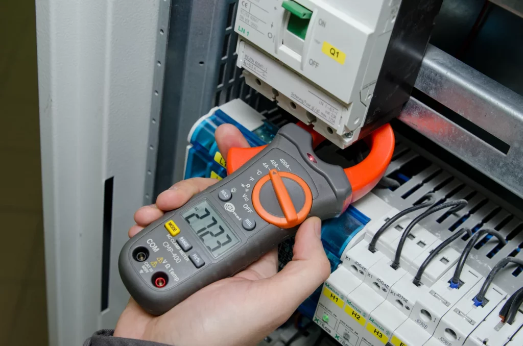 Digital Clamp Meter1